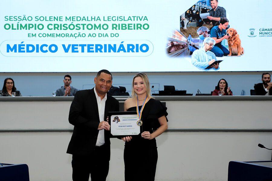 Vereador Wilson Lands entrega Medalha Legislativa “Olímpio Crisóstomo Ribeiro” à Dra. Vivian Higuti Barbosa em celebração ao Dia do Médico Veterinário.