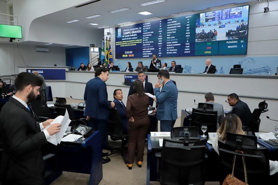 Vereadores votam veto a projeto que determina ar-condicionado em ônibus.