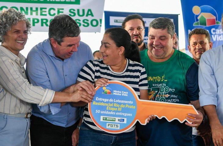 Com parceria de sucesso, Governo de MS realiza o sonho da casa própria de famílias em Bonito. Com parceria de sucesso, Governo de MS realiza o sonho da casa própria de famílias em Bonito.
