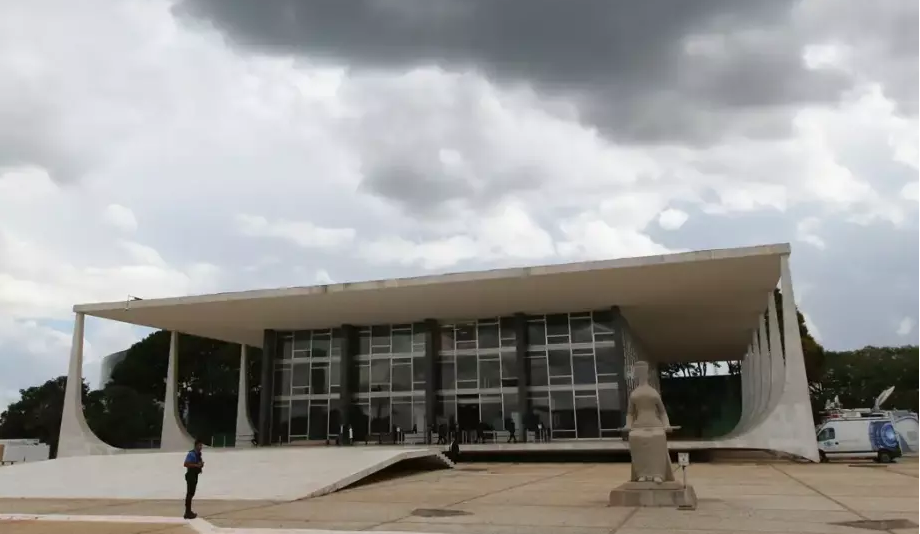 Defesa do ex presidente Jair Messias Bolsonaro pede ao STF autorização para visitas de Nelson Piquet e aliados políticos.