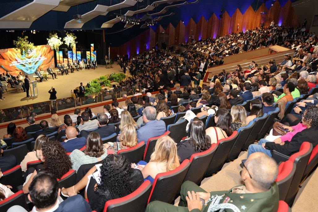 Honrarias reconhecem trajetória de quem ajuda a escrever os rumos de Mato Grosso do Sul Sessão solene de outorga de Títulos e Comendas aconteceu nesta quarta-feira. Honrarias reconhecem trajetória de quem ajuda a escrever os rumos de Mato Grosso do Sul Sessão solene de outorga de Títulos e Comendas aconteceu nesta quarta-feira.