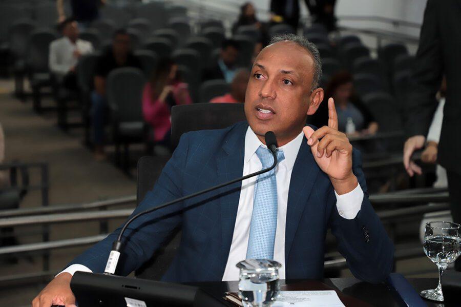 Junior Coringa solicita operação tapa-buracos e patrolamento em bairros da Capital.