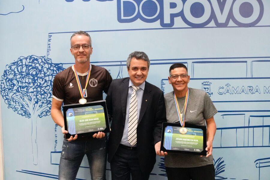 Landmark homenageia Sílvio e Juciara pela dedicação ao futebol amador em Campo Grande.