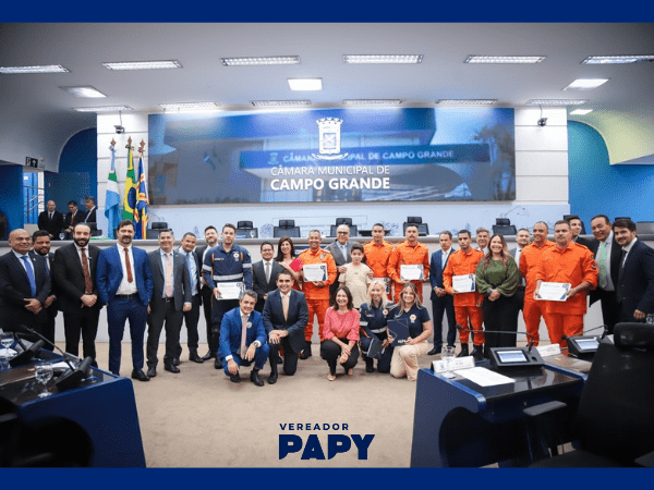 Papy homenageia socorristas dos Bombeiros e do SAMU por salvarem menino de grave engasgo sem sequelas.