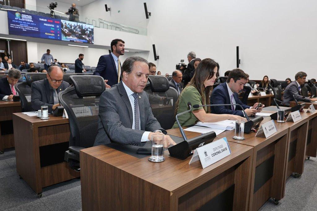 Parlamentares devem apreciar dez propostas na sessão desta quinta-feira.