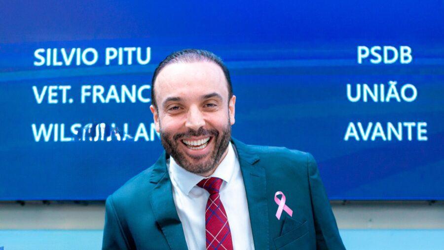 Professor Juari promove ações de conscientização durante o Outubro Rosa.