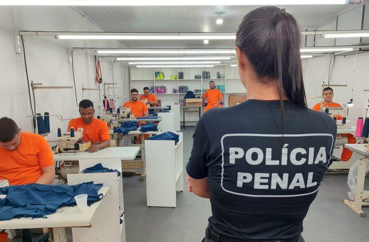 Um em cada três reeducandos de MS trabalha dentro ou fora das unidades penais. Um em cada três reeducandos de MS trabalha dentro ou fora das unidades penais.