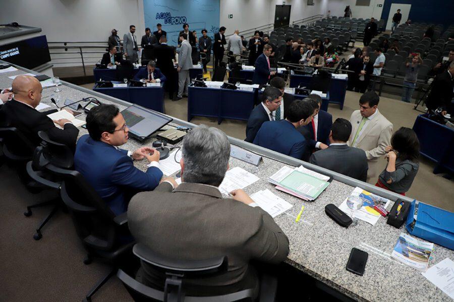 Vereadores votam projeto que garante parceria para manutenção de pontos de ônibus.