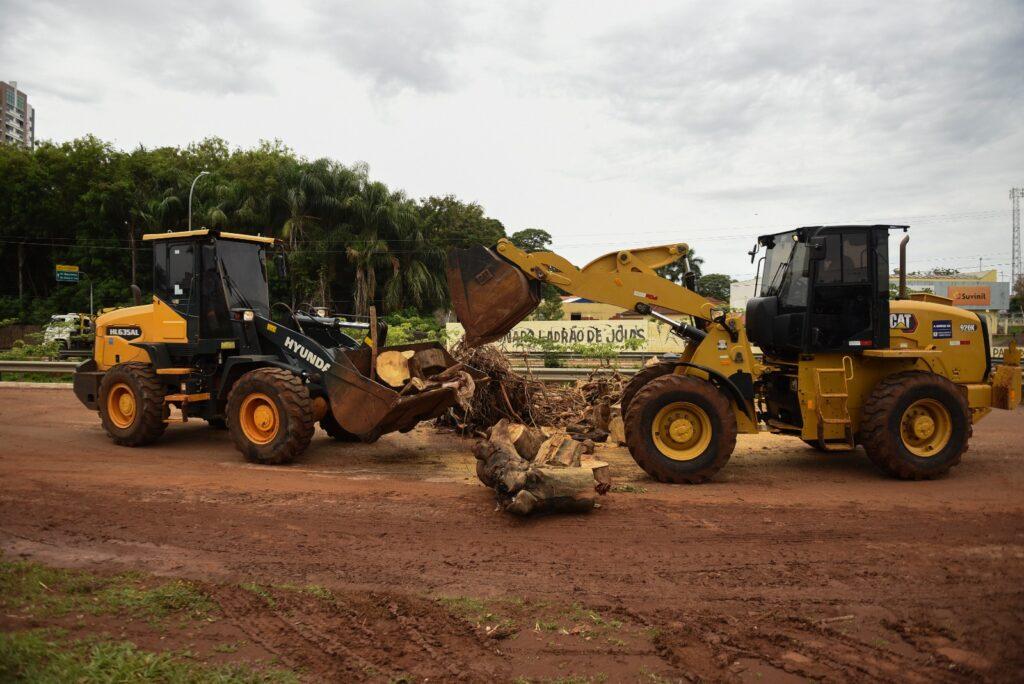 Com ação rápida, Prefeitura limpa rotatória danificada pela chuva na Rachid Neder.