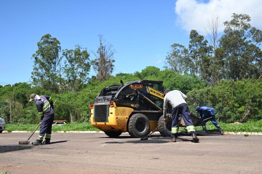 Equipes intensificam tapa-buracos e a remoção de árvores caídas.