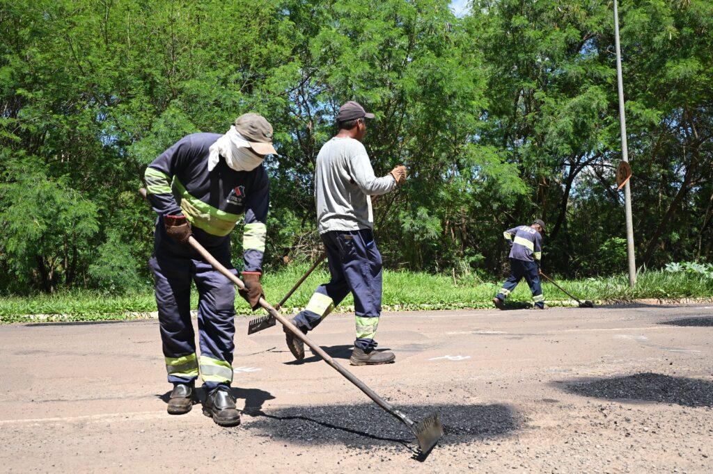 Equipes intensificam tapa-buracos e a remoção de árvores caídas.