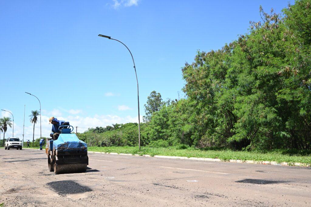 Equipes intensificam tapa-buracos e a remoção de árvores caídas.
