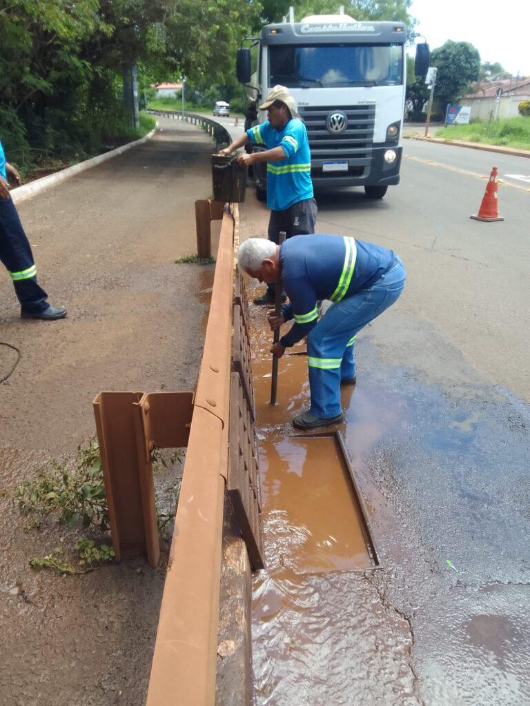 Equipes intensificam tapa-buracos e a remoção de árvores caídas.