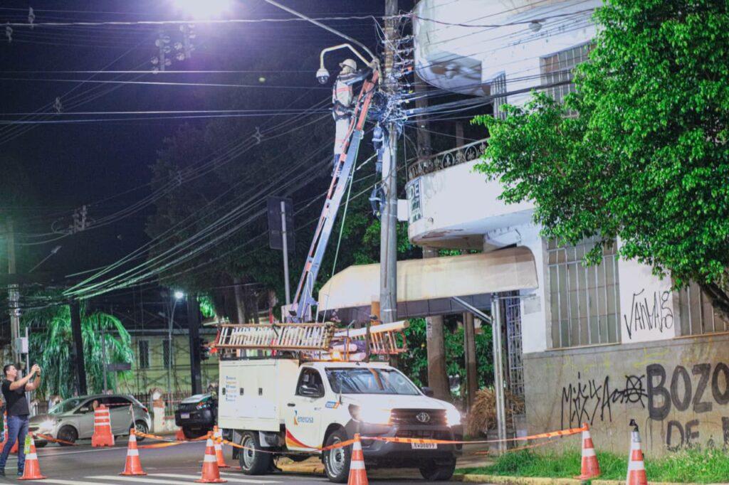 Rede Limpa retira 15 mil metros de fios irregulares no Centro de Campo Grande.