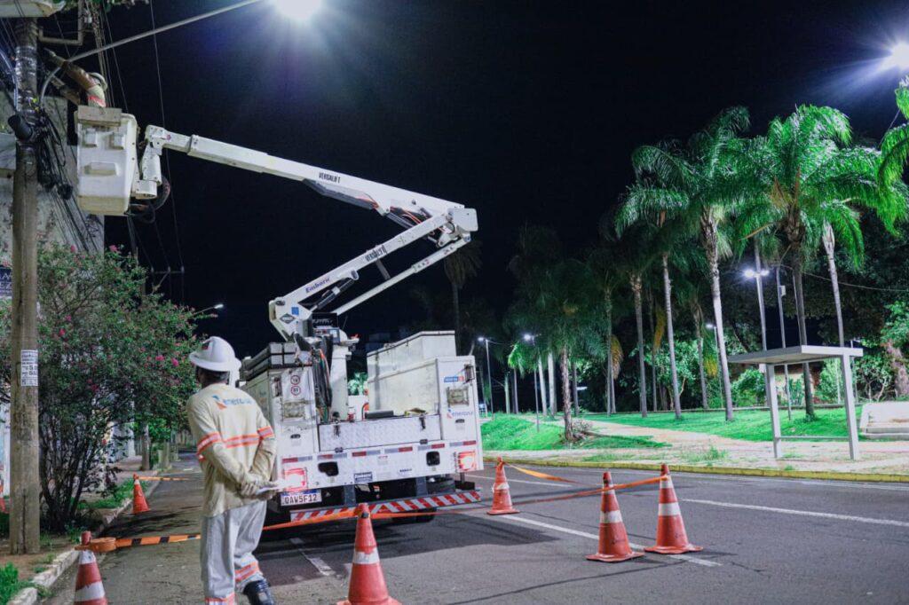 Rede Limpa retira 15 mil metros de fios irregulares no Centro de Campo Grande.