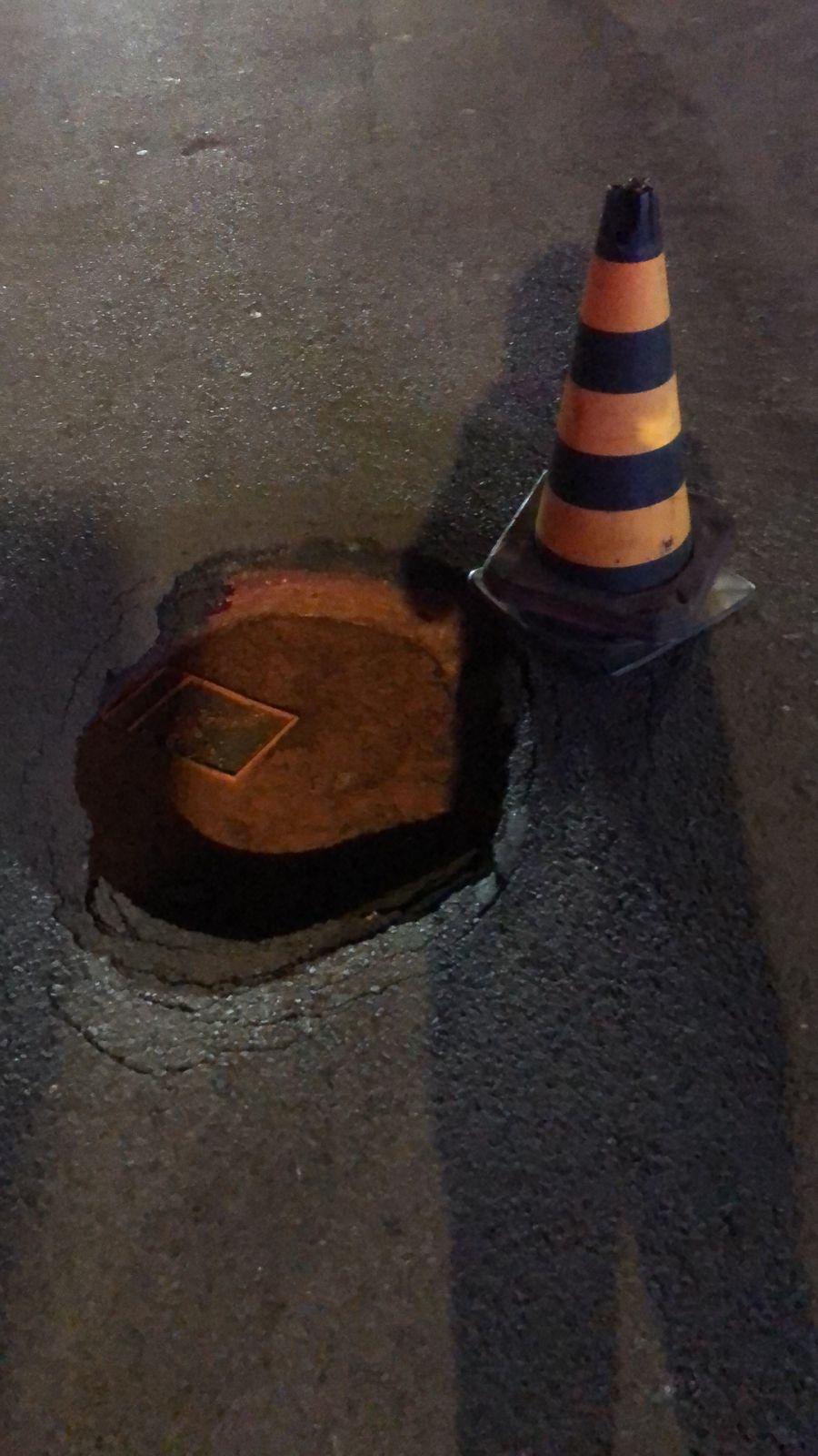 O Jornal TOPS DO MS NEWS, fez a solicitação de tampar esse  Buraco perigoso na Rua Rui Barborsa esquina com a Rua João Pedro de Souza e foi resolvido após demanda encaminhada à Prefeitura e ao Deputado Lídio Lopes.