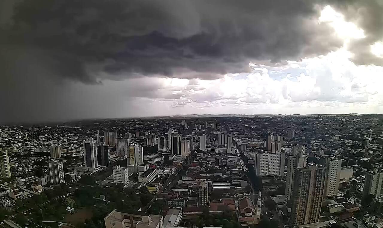 Campo Grande está sob alerta de tempestade neste momento. Já choveu quase 90 mm em menos de 12 horas, com ventos fortes e alagamentos em vários bairros.