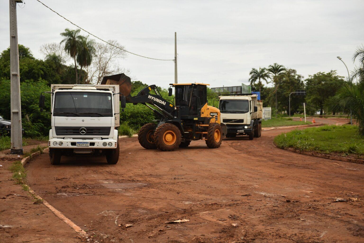 Com ação rápida, Prefeitura limpa rotatória danificada pela chuva na Rachid Neder.