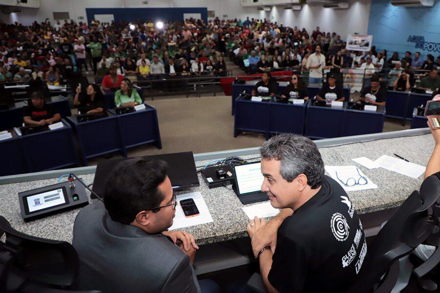 Com Câmara lotada, Audiência Pública dá voz a moradores de favelas em busca de regularização.