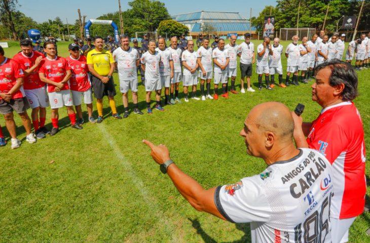 Comerário com ex-jogadores e convidados incentiva doação de órgãos e valoriza futebol regional.