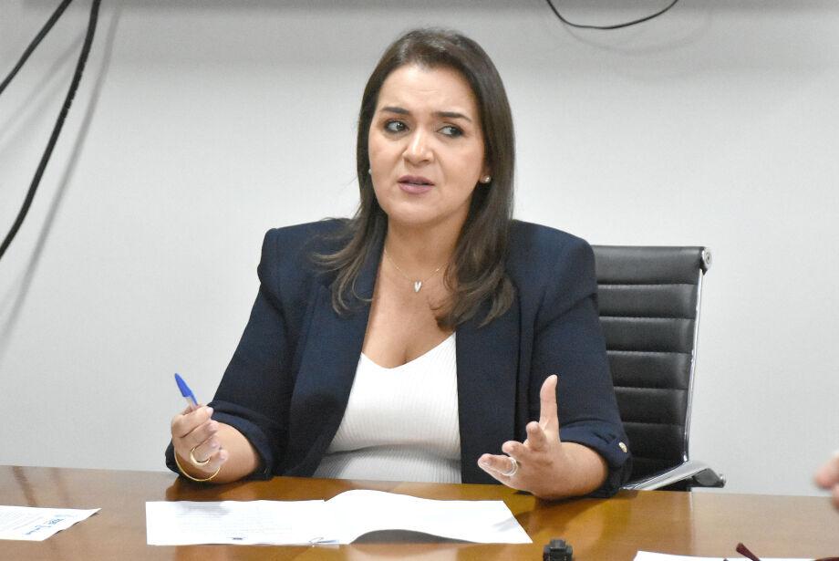 A prefeita Adriane Lopes coloca um decreto que  corta salário de centenas de professores.