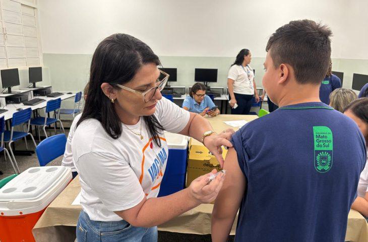 Dia D da Campanha Aluno Imunizado mobiliza estudantes de escola estadual em Bonito.