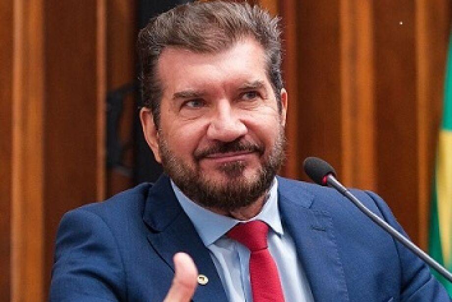 Em meio a crise de segurança, o  Governador Eduardo Riedel se reúne com aliados e ignora governo federal, diz Kemp.