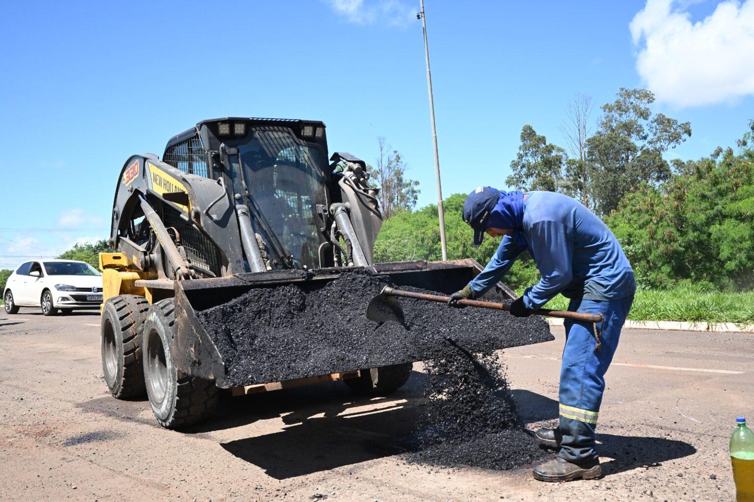 Equipes intensificam tapa-buracos e a remoção de árvores caídas.