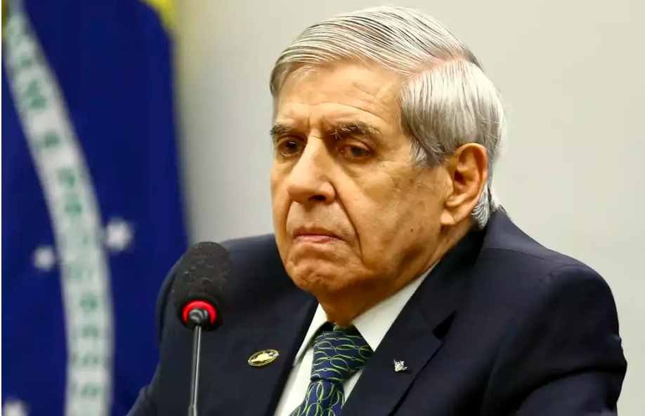 Heleno e Paulo Sergio são presos para cumprir pena por trama golpista.