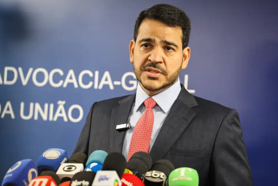 Lula indica Messias para vaga de Barroso no STF.