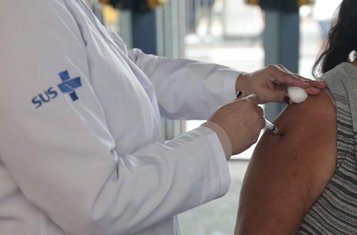 Mato Grosso do Sul prepara serviços para oferta da vacina contra bronquiolite a gestantes pelo SUS.