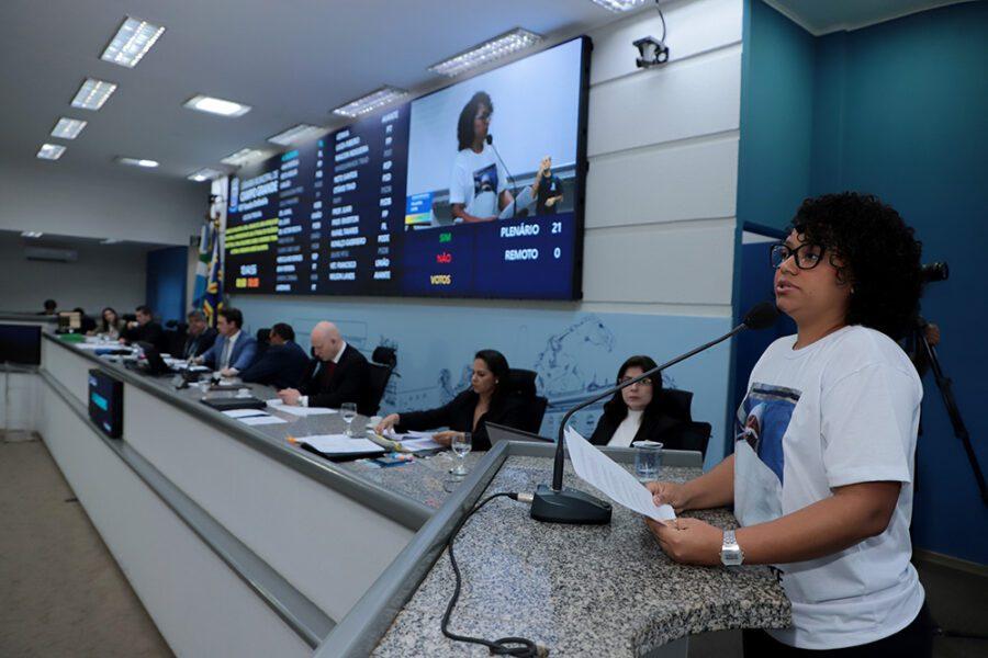 Na Tribuna, mãe faz apelo emocionado para evitar casos de negligência e violência obstétrica.