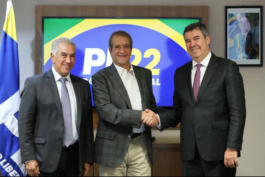 O Governador Eduardo Riedel e Reinaldo Azambuja alinham 