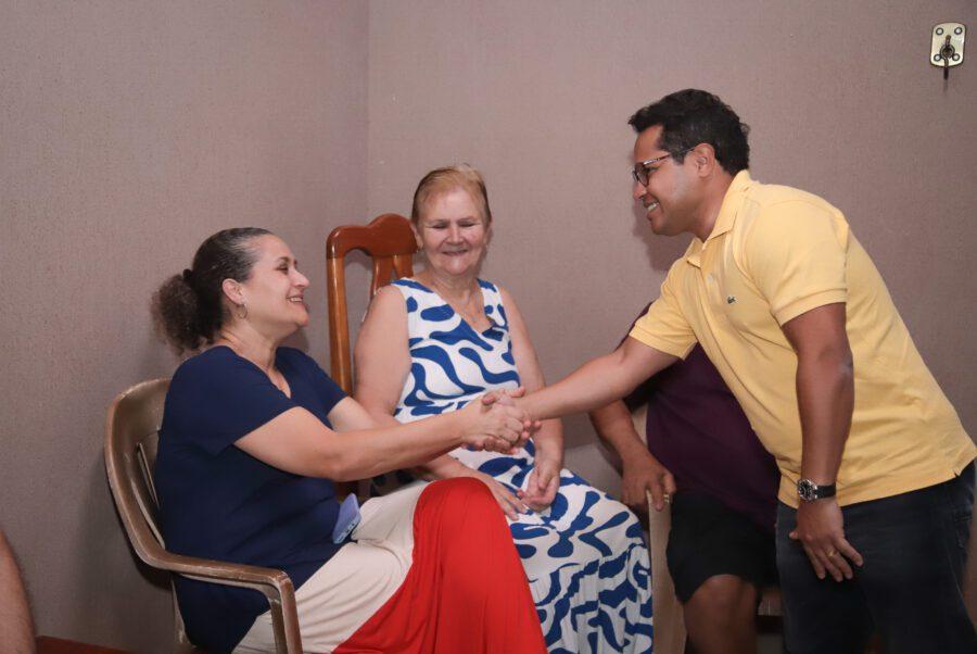 Pé no Bairro: moradores do Residencial Oliveira cobram obras de asfalto ao presidente Papy.