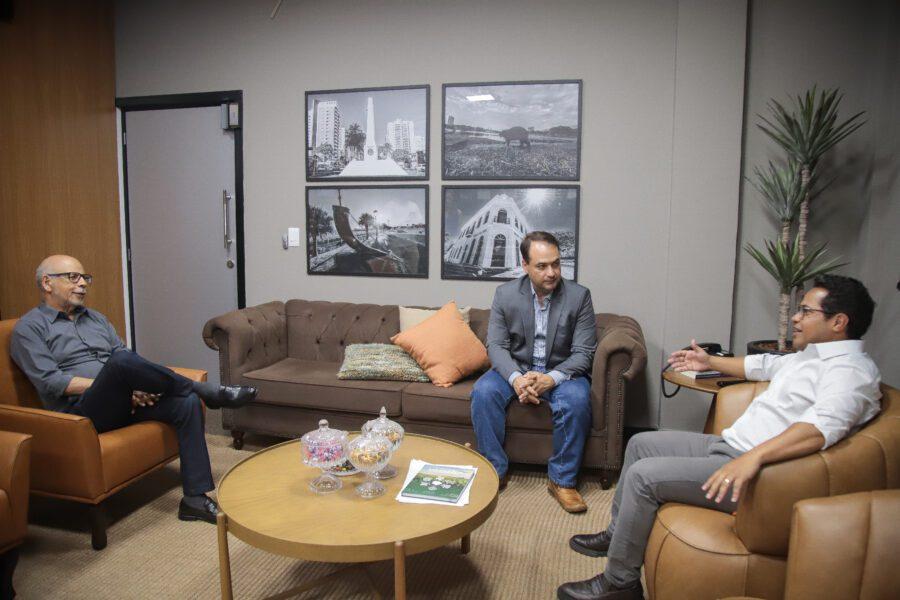 Presidente da Câmara debate com Associação Comercial melhorias em leis para atrair investimentos.