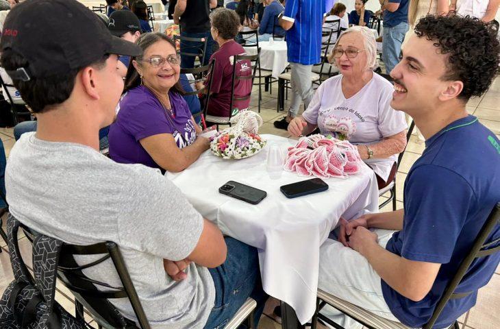 Separados por décadas, remetente e destinatário se encontram em projeto que une gerações.