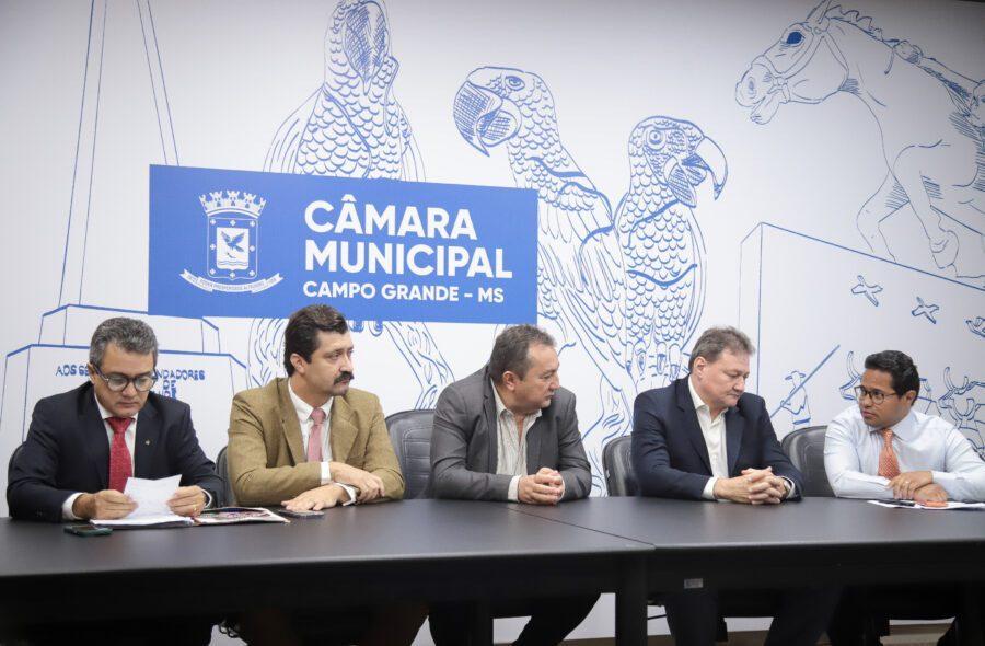 Vereador Flávio Cabo Almi cobra transparência e soluções urgentes em reunião com secretários municipais .