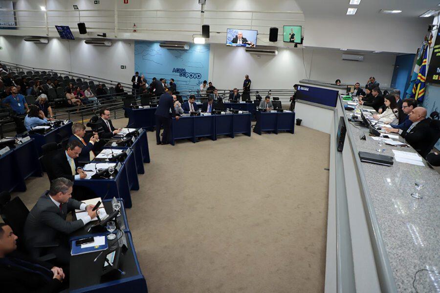 Vereadores votam dois projetos e dois vetos na sessão de terça-feira.