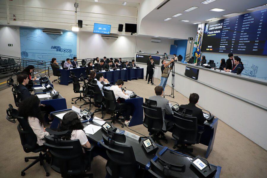 Acadêmicos de Direito participam de sessão ordinária simulada, com debate e votação de propostas.