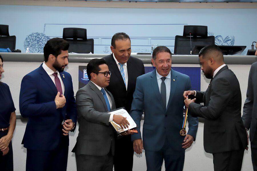 Câmara homenageia deputado Gerson Claro com Medalha Juvêncio César da Fonseca.