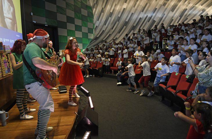 Campanha da Caixa Encantada termina com presentes e atividades para 200 crianças no Bioparque.
