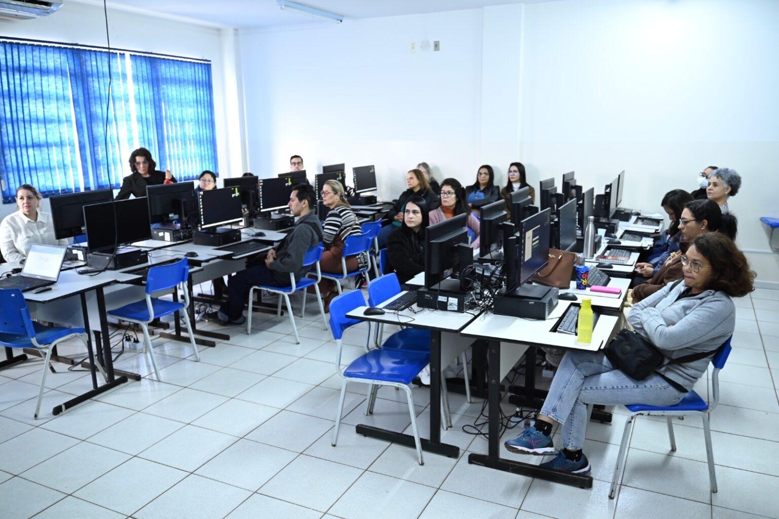 Prefeitura incentiva servidores a participarem de programa de pós-graduação gratuito.