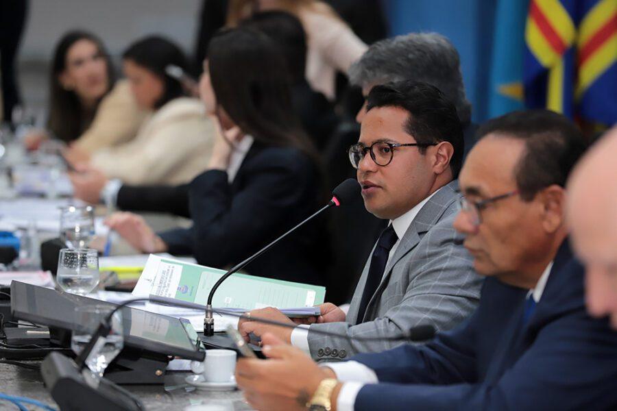 Propostas sobre educação e transparência pública serão votadas na sessão desta quinta-feira.