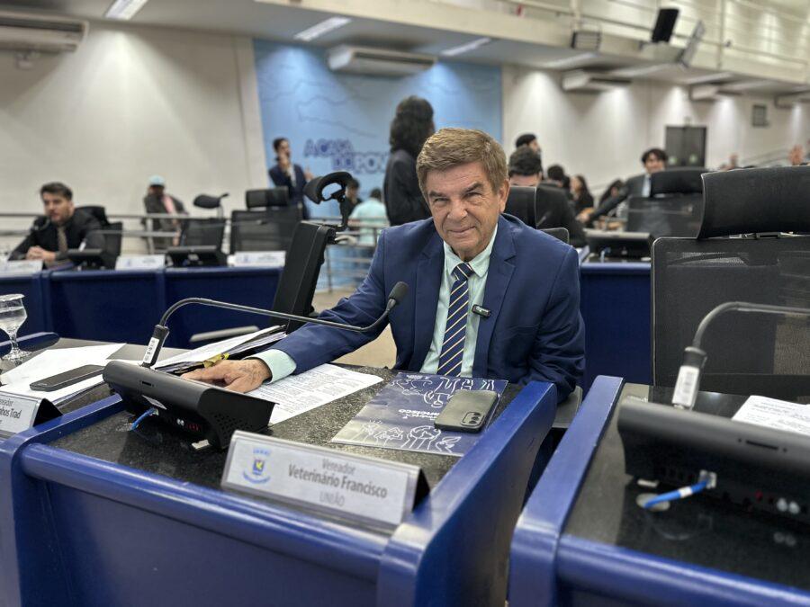 Vereador Veterinário Francisco apresenta indicações para melhorias em bairros da Capital.