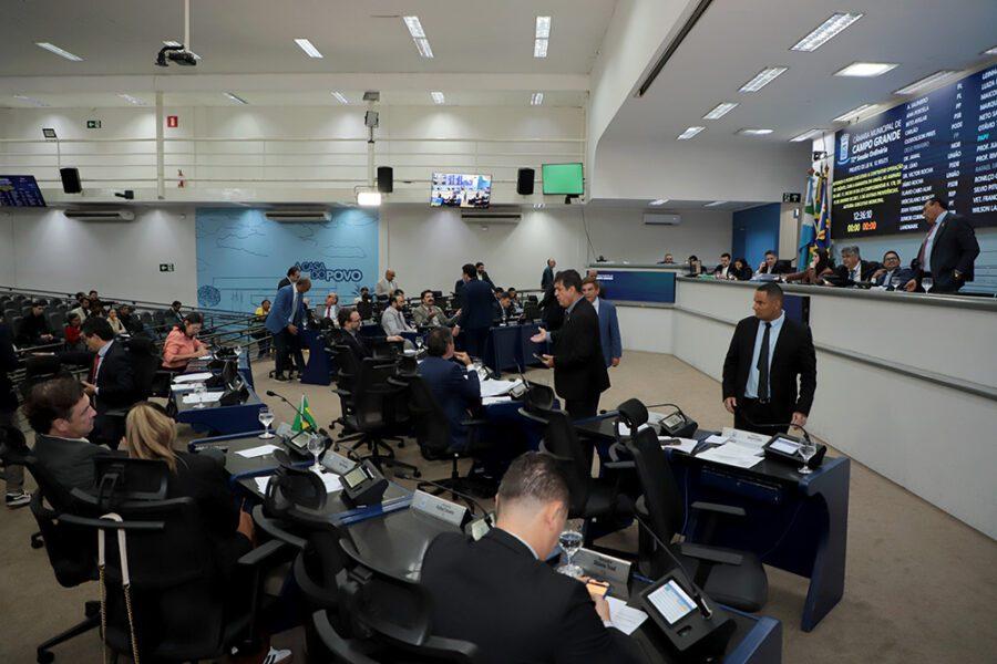 Vereadores votam projetos de educação, assistência social e valorização de servidores do Legislativo.