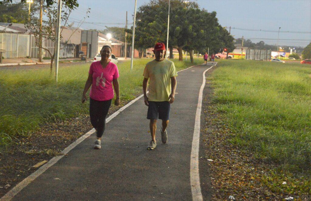 Praças entregues em 2025 ampliam esporte e convivência na capital.