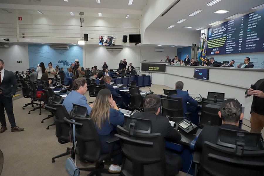 Dois projetos e veto a projeto para barrar alta na taxa do lixo serão votados no dia 3.