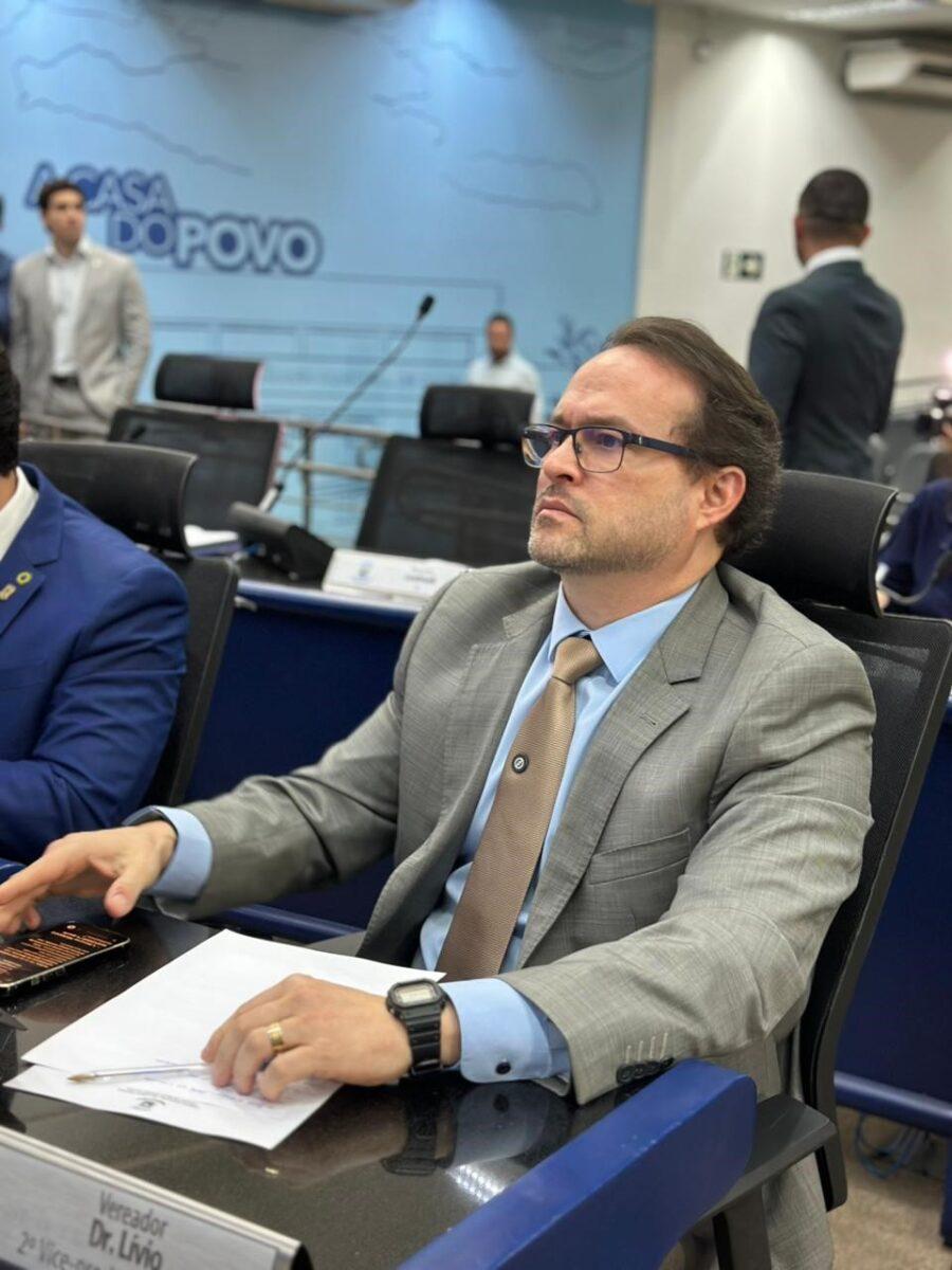 Dr. Lívio e vereadores derrubam aumento da taxa do lixo.
