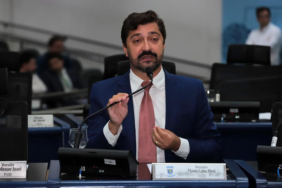 Flávio Cabo Almi vota contra aumento do IPTU e da taxa de lixo e defende as famílias campo-grandenses.