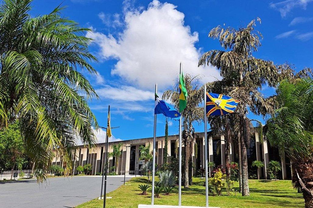 Inscrições abertas ao Concurso da ALEMS com 80 vagas em diversos cargos.